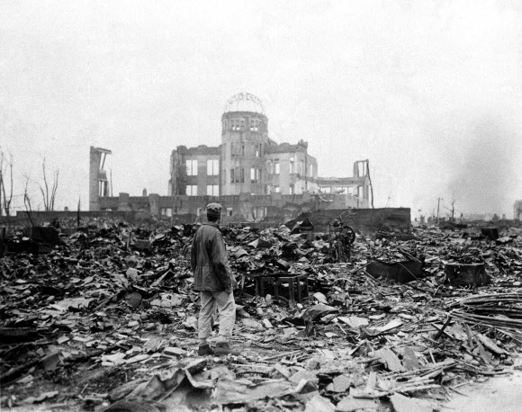 1945년 미국군에 의해 공개된 일본 히로시마 원자 폭탄 투하 당시 모습.AP 연합뉴스