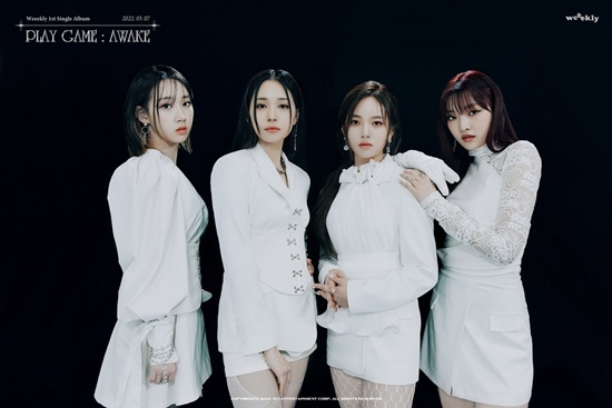 The group Weekly predicted an intense image transformation with a unit concept photo.IST Entertainment, a subsidiary company, released a unit version photo of Weeklys first single album, Play Game: Awake (AWAEK) through Weeklys official SNS on the 28th, and completed the release of the new concept photo.Weekly in the open unit photo, Lee Soo-jin Cihannal Shin Ji-yoon Park So-eun and Monday Joa Lee Jae-hee paired each other to complete the previous class visual chemistry.Weekly has been transformed into a bold transformation with an all-white look that is mysterious and intense charisma, and the members dignified eyes and upgraded visuals captivate the attention and raise expectations for Weeklys new concept.Weekly, who predicted the world view expanded through the message Awake and prologue film, has completed the concept photo release from the group to the individual and unit version and is showing the transformation of the image.Weekly plans to continue its pre-re comeback heat through track lists, highlight medleys and music video teasers.Weeklys single, Play Game: AWAKE, captures the healthy and positive energy of K-High Tindol Weekly, as well as the colorful charm of the members and the honest message unique to the MZ generation.Meanwhile, Weeklys new album Play Game: AWAKE will be released on March 7 at 6 pm on major music sites.Photo: IST Entertainment