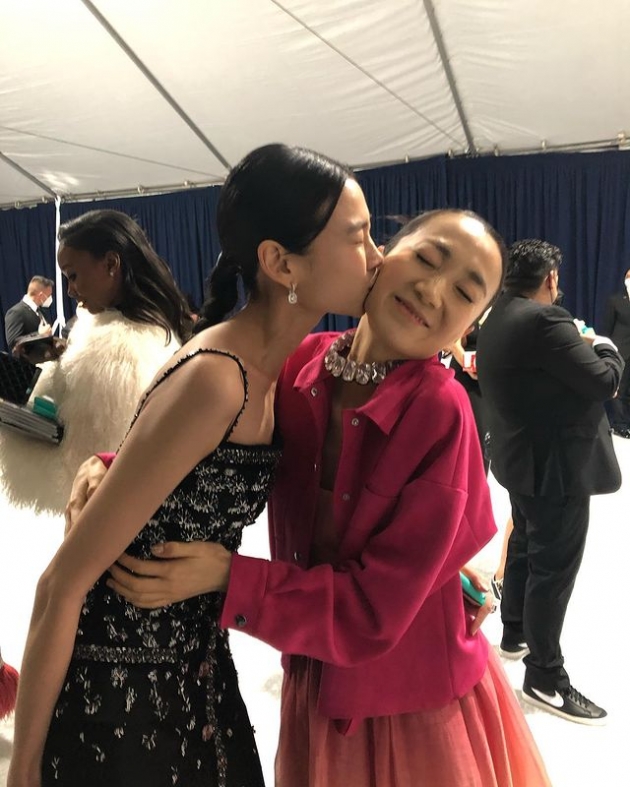HoYeon Jung, who won the first American Actor Award for Best Actress for the first time in Korea Actor, kissed Kim Joo-ryongs ball.On March 1, Kim Joo-ryong posted several photos on his instagram with an article entitled I really congratulate and love you.In the public photos, HoYeon Jung and Kim Joo-ryong were shown.HoYeon Jung and Kim Joo-ryong are staring at the camera with a friendly look.Kim Joo-ryong kissed HoYeon Jungs ball, and HoYeon Jung also responded with a deep kiss and attracted attention.HoYeon Jung, who encountered the post, commented, I was so strong and thankful for my sister, and I have always been happy, happy, loving and loving since the beginning.Meanwhile, HoYeon Jung won the Best Actress Award in the TV drama category for the Netflix series Squid Game at the 28th US Actor Association Awards held in Los Angeles, USA.