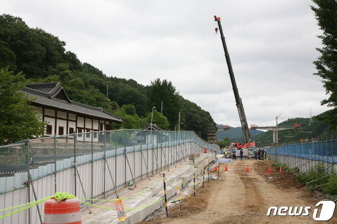 지난 17일 경북 안동 임청각 앞에서 철도 옹벽 철거 작업이 진행되고 있는 모습.(안동시 제공)© 뉴스1