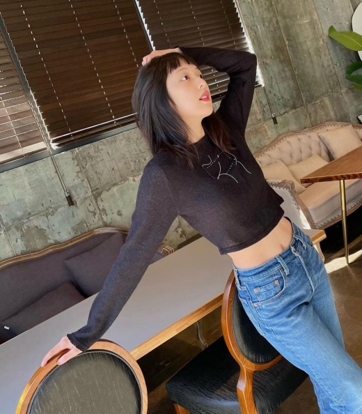Actor Kim Bo-ra, 26, showed off his confident figure.On February 28, Kim Bo-ra posted a number of photos on his personal instagram, saying, I have to eat rice and wear my coat right away (?Im alone).Thanks to you, my leg Paineded disappears and I wear these clothes ... I will keep going, he said.Kim Bo-ra has maximized her hip charm with various poses, especially her waistline and abs, which are not so soft, which attract attention.Kim Bo-ra made a special appearance in the recently released Netflix movie Moral Sense. Wave original Death to Snow White and movie Oxy Station Ghost were confirmed.