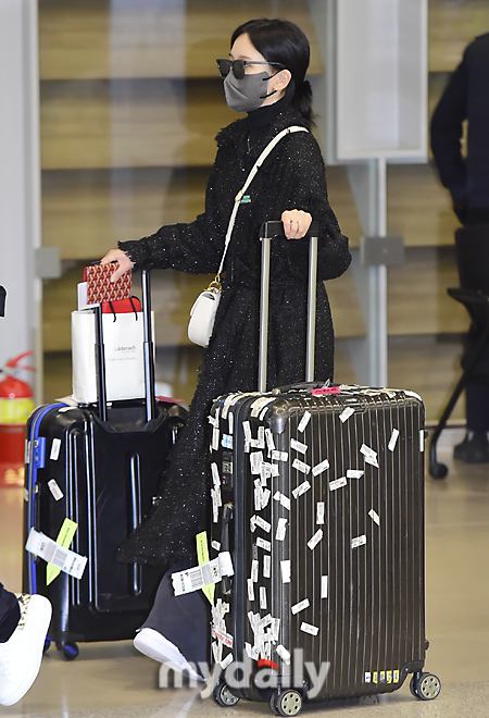 Group Twice Mina returned home after successfully completing the fourth World Tour TWICE 4TH WORLD TOUR III through Incheon International Airport on the afternoon of the 1st.