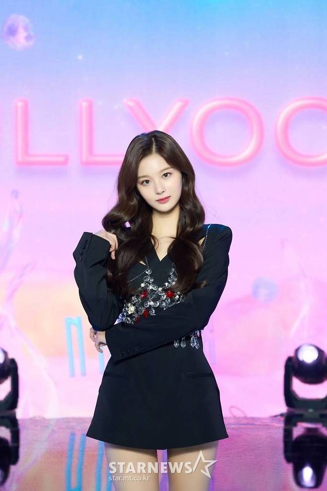 신인 걸그룹 엔믹스(NMIXX) 설윤이 1일 오후 온라인 생중계로 진행된 데뷔 싱글 앨범 '애드 마레'(AD MARE) 발매 기념 쇼케이스에 앞서 포즈를 취하고 있다. '바다를 향해'라는 뜻을 품은 데뷔 싱글 '애드 마레'는 타이틀곡 '오오'(O.O)를 비롯한 '占'(TANK)와 두 곡의 연주곡 등 총 네 곡이 수록됐다. /사진제공=JYP엔터테인먼트 2022.03.01 /사진=이동훈 기자 photoguy@