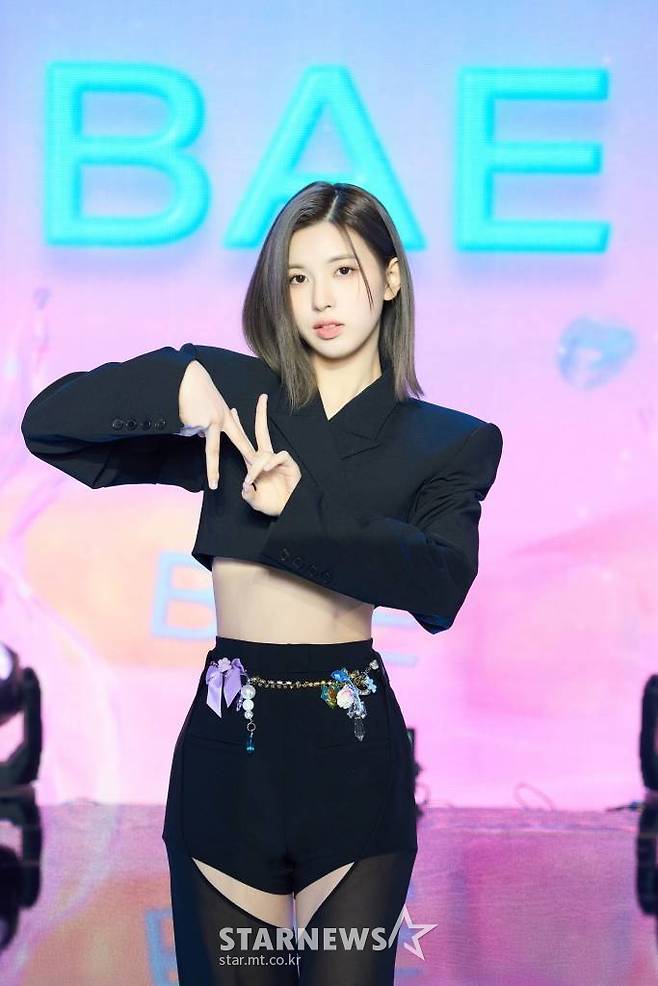 신인 걸그룹 엔믹스(NMIXX) 배이가 1일 오후 온라인 생중계로 진행된 데뷔 싱글 앨범 '애드 마레'(AD MARE) 발매 기념 쇼케이스에 앞서 포즈를 취하고 있다. '바다를 향해'라는 뜻을 품은 데뷔 싱글 '애드 마레'는 타이틀곡 '오오'(O.O)를 비롯한 '占'(TANK)와 두 곡의 연주곡 등 총 네 곡이 수록됐다. /사진제공=JYP엔터테인먼트 2022.03.01 /사진=이동훈 기자 photoguy@