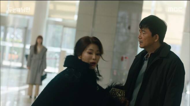 Oh Seung-a has learned the secret of birth.In MBCs daily drama Second Husband, which was broadcast on the afternoon of the 1st, Yoon Jae-kyung (Oh Seung-a), who learned about the existence of his father, was greatly shocked.On this day, Bong Sun-hwa (Hyun-kyung Um) asked Go Deokgu (Kim Dong-bacterial) about his relationship with Yoon Jae-kyung, but he did not have much income.Deokgu said, I once visited the financial situation as a husband of Park, Haeng-sil (Kim Sung-hee).Deokyu, who suddenly appeared, recalled the past: the finances were the daughters of two people, but Deokyu switched the genetic samples to take money out of the chaebols daughter.However, Yoon Dae-guk (Mr. Jeong Sung-mo) tried to send the financial affairs to the nursery school, and the two prepared for the escape.Yoon Jae-min (Cha Seo-won) traced the double books of the great nation, but it was not easily found.Bae Seo-joon (Shin Woo-kyum) turned down Moon Sang-mi (Chun Yi-sul), who expresses affection to himself, and revealed his heart to Sunhwa.At the end of Jung Bok-soon (Kim Hee-jung), What are you going to do now? Seo Jun said, Sungakrang Jae-min broke up.When do I have to look at the back of the sunflower until now, I will make the sunflower happy, he said lamentably.The financial affairs continued the confrontation with Moon Sang-hyuk (Han Ki-woong), who decided to divorce.Sanghyuk said, I will accept everything I will receive. Jae Kyung said, My father is completely on my side after going to the road. He threatened, You have to be like Bong Sun Hwa.The financial watchdog, meanwhile, ordered a background check on the fact that the high school Deokgu had contact with Sunhwa, and the financial situation was uneasy when he said he had a daughter and was looking for a daughter because of a liver transplant.After seeing the scene where the behavior and the high Deokgu meet in front of the company, he was shocked to learn that Deokgu was his father and became the daughter of the great country with genetic testing Falsify.Why am I such a vulgar daughter? My mother is not even a bar woman, and my father! said Jae Kyung, and drunkenly, The world has collapsed.I really dont want to live, he said.