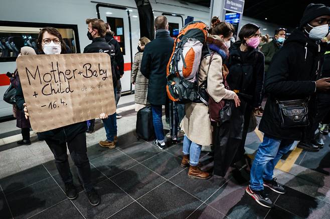 독일 베를린 시민이 2일(현지시간) 독일 베를린 중앙역에서 4월 16일까지 우크라이나 피란민들에게 숙소를 제공한다는 손팻말을 들고 있다. / EPA연합뉴스