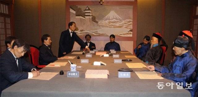 청일전쟁에서 승리한 일본은 1895년 시모노세키조약으로 한반도 진출의 기틀을 마련하지만 러시아 등의 ‘삼국간섭’으로 제동이
걸린다. 중국 산둥성 류궁다오 ‘갑오전쟁박물관’에 전시된 시모노세키조약 체결 장면을 밀랍인형으로 재현한 모습. 동아일보DB