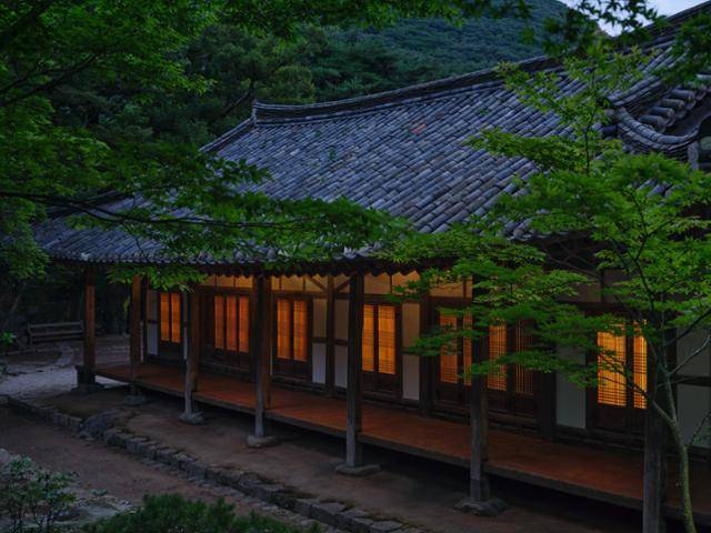 리노베이션을 마치고 지난해 9월 다시 문을 연 국내 최초의 여관 유선관. 유독 부침이 많았던 이 땅에서 100년 넘게 한자리를 지켜 왔다. 김동규 건축사진작가 제공