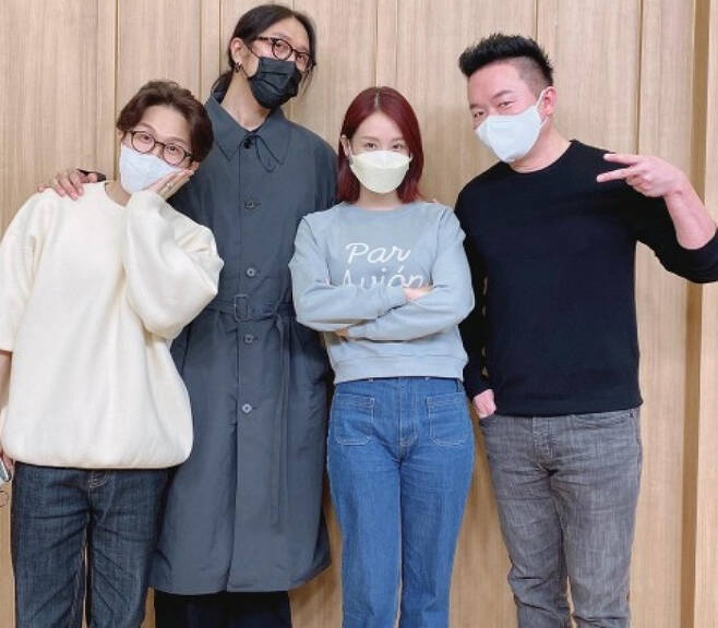 Oh Jin-yeon, a broadcaster from KBS announcer, said that he had a farewell consultation with a famous couple who recently separated.Oh Jin-yeon appeared in the corner of SBS Power FM Dooshi Escape Cult show - Love affairs on the 4th, and recently revealed the behind-the-scenes of famous couples.A couple who knew everything a while ago broke up, and (my friend) got in touch with the partner who broke up, he said. I did not want to break up (and I left) unilaterally, but the other person texted me.The Friend asked me, What do you mean by this (the contact between the break-ups)? Why do you contact me when I broke up?When I saw the message, I felt that I wanted to remain a good image after the separation in the text. Oh Jin-yeon said he gave Friend a solution, saying, I asked Friend if he would like to get in touch or continue.I hope you dont shake me anymore. So I arranged the right prescription for it and said, Send this.Friend reportedly sent a message to his lover, who had been separated as Oh Jin-yeon instructed, and received a reply that neatly concluded the relationship.Oh Jin-yeon said, I want to finish each other without hurt.Oh Jin-yeon joined KBS 32 as an announcer in 2006 and declared freelancer in 2015. KBS motives include Jun Hyun-moo, Choi Song-hyun and Lee Ji-ae.