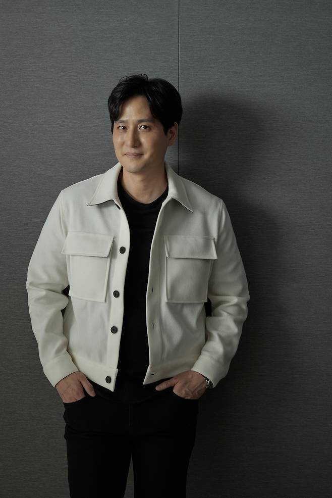Following Interview2)Actor Hae-jun Park thanked the family for being a strong support.Hae-jun Park played the role of voluntary white-water Nam Geum-pil in the original TV series I havent done Do Best yet (playplayplayplayed by Park Hee-kwon, Park Eun-young/directed by Lim Tae-woo), which was first released on February 18.I have not done my best yet is a work that depicts Nam Geum-pil, who dreams of becoming a new artist as a webtoon writer, living in his own speed and way.The ordinary but touching story of the family of the gold pen, the neighboring cousin and the surrounding people attracted the sympathy of many people.Hae-jun Park, who has shown his presence in the works of Chijung and Noir, has expanded his acting spectrum by fully digesting comic acting in I have not done my best yet.In a video interview on the afternoon of March 3, Hae-jun Park said, If you did not try to be an actor, you would be a strange person.I have been looking for a lot of data about the work, and I have been looking for the part I want to talk about, and I have been expressing it well. I am so ashamed and embarrassed when I was evaluated as being an Actor and doing well.I do not like to force the person to make a change in my understanding and comfort in the part that is motivated by the person in me.I tried to look as natural as possible, and I should be able to think that people are really the same, and I am worried that if I make a lie, it will be uncomfortable and exaggerated. Nam Geum-pil was a character who dreamed of being a webtoon writer, and there were also viewers who were pathetic and geological, but cheered for Nam Geum-pils newborn.What is Hae-jun Park thinking about?I think each individual is different, but I am so happy now that I am doing Actor, and I am not dreaming so grand as it appears in the ambassador Nam Geum-pil.Peace in the family and talking to people. There is nothing so good that you can enjoy every day.I do not have a big dream, I can eat well and I can die comfortably. The response of the most supportive family members was also revealed.Hae-jun Park said, I have not done my Do best yet is released at 4 pm on Friday. I put the children to sleep quickly and see my wife and two.I put my children to bed, put a can of beer, turn it on and stop for a while. Friday is a day to enjoy the work comfortably. Ive talked to my wife a lot about this work, and shes the one who knows how best to shoot it, and shes been enjoying it.I am impressed and I see a lot of gold pencils, so I can sigh, tearful, and have a lot more emotional parts. I think it is a work that can shake emotions and hearts already. Hae-jun Park said, Some people are the goal of the prize, and I think it is important to live hard at the moment.If you are greedy, things dont work out. I think about what Im doing right now. When Im busy, I forget what I have to do after shooting.I always live with what I am doing now, thinking only at that moment. My wife is Actor, and I am very envious of that. Hae-jun Park married Oh Yoo-Jin, a junior in 2011.Actor Lee Seung-joon played the role of a precious friend who gives strength whenever the gold pencil is difficult.Hae-jun Park said: I came up from the province and when I thought I could ask for help, I really didnt have it, I thought I could have one good friend.In the meantime, I envied the gold pen, but I did not have any friends, and it was a chance to look back at the friends who had been busy and could not contact me.I remembered a lot of friends I spent in school together. Asked what he would be doing if he had not become an actor, Hae-jun Park said, Did not he live a life like a gold pen?Even if I was 10 years younger, I could not work for Actor and think about something else, but I do not know what I can do without Actor now.If you give me youth again, I want to be a singer-songwriter and try music. The story of an adult daughter, ivory (Park Jung-yeon), who does well by herself in any play, and Nam Dong-jin (Kim Kap-soo), the most substantial person who feeds her family on behalf of her son who became a voluntary white-water, gave both laughter and impression.Hae-jun Park said, In fact, I can not get my parents to take care of me, I can not take care of them, and I was born as the youngest of the three brothers.I am sorry that I have never taken care of it, and I am trying to be a good husband and father to my children, but I am sorry that I can not spend a lot of time together on the excuse that I am busy and tired. 