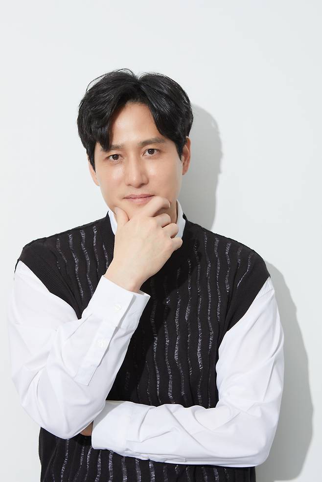 Following Interview2)Actor Hae-jun Park thanked the family for being a strong support.Hae-jun Park played the role of voluntary white-water Nam Geum-pil in the original TV series I havent done Do Best yet (playplayplayplayed by Park Hee-kwon, Park Eun-young/directed by Lim Tae-woo), which was first released on February 18.I have not done my best yet is a work that depicts Nam Geum-pil, who dreams of becoming a new artist as a webtoon writer, living in his own speed and way.The ordinary but touching story of the family of the gold pen, the neighboring cousin and the surrounding people attracted the sympathy of many people.Hae-jun Park, who has shown his presence in the works of Chijung and Noir, has expanded his acting spectrum by fully digesting comic acting in I have not done my best yet.In a video interview on the afternoon of March 3, Hae-jun Park said, If you did not try to be an actor, you would be a strange person.I have been looking for a lot of data about the work, and I have been looking for the part I want to talk about, and I have been expressing it well. I am so ashamed and embarrassed when I was evaluated as being an Actor and doing well.I do not like to force the person to make a change in my understanding and comfort in the part that is motivated by the person in me.I tried to look as natural as possible, and I should be able to think that people are really the same, and I am worried that if I make a lie, it will be uncomfortable and exaggerated. Nam Geum-pil was a character who dreamed of being a webtoon writer, and there were also viewers who were pathetic and geological, but cheered for Nam Geum-pils newborn.What is Hae-jun Park thinking about?I think each individual is different, but I am so happy now that I am doing Actor, and I am not dreaming so grand as it appears in the ambassador Nam Geum-pil.Peace in the family and talking to people. There is nothing so good that you can enjoy every day.I do not have a big dream, I can eat well and I can die comfortably. The response of the most supportive family members was also revealed.Hae-jun Park said, I have not done my Do best yet is released at 4 pm on Friday. I put the children to sleep quickly and see my wife and two.I put my children to bed, put a can of beer, turn it on and stop for a while. Friday is a day to enjoy the work comfortably. Ive talked to my wife a lot about this work, and shes the one who knows how best to shoot it, and shes been enjoying it.I am impressed and I see a lot of gold pencils, so I can sigh, tearful, and have a lot more emotional parts. I think it is a work that can shake emotions and hearts already. Hae-jun Park said, Some people are the goal of the prize, and I think it is important to live hard at the moment.If you are greedy, things dont work out. I think about what Im doing right now. When Im busy, I forget what I have to do after shooting.I always live with what I am doing now, thinking only at that moment. My wife is Actor, and I am very envious of that. Hae-jun Park married Oh Yoo-Jin, a junior in 2011.Actor Lee Seung-joon played the role of a precious friend who gives strength whenever the gold pencil is difficult.Hae-jun Park said: I came up from the province and when I thought I could ask for help, I really didnt have it, I thought I could have one good friend.In the meantime, I envied the gold pen, but I did not have any friends, and it was a chance to look back at the friends who had been busy and could not contact me.I remembered a lot of friends I spent in school together. Asked what he would be doing if he had not become an actor, Hae-jun Park said, Did not he live a life like a gold pen?Even if I was 10 years younger, I could not work for Actor and think about something else, but I do not know what I can do without Actor now.If you give me youth again, I want to be a singer-songwriter and try music. The story of an adult daughter, ivory (Park Jung-yeon), who does well by herself in any play, and Nam Dong-jin (Kim Kap-soo), the most substantial person who feeds her family on behalf of her son who became a voluntary white-water, gave both laughter and impression.Hae-jun Park said, In fact, I can not get my parents to take care of me, I can not take care of them, and I was born as the youngest of the three brothers.I am sorry that I have never taken care of it, and I am trying to be a good husband and father to my children, but I am sorry that I can not spend a lot of time together on the excuse that I am busy and tired. 