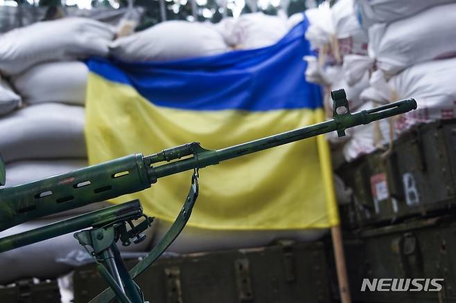 [마린카(우크라이나)=AP/뉴시스] 3일(현지시간) 러시아군 고위 장성이 우크라이나 저격수에게 사살돼 크렘린궁이 충격에 빠졌다는 보도가 나왔다. 지난 2016년 8월25일 도네츠크주 마린카 지역의 진지에서 우크라이나 국기 앞에 저격용 소총이 놓여있다. 2022.03.04