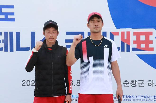 '지난해 억울함 풀자' 2022 소프트테니스 국가대표 선발전에서 지난해에 이어 태극 마크를 달게 된 음성군청 박환(왼쪽), 이요한. 순창=대한소프트테니스협회