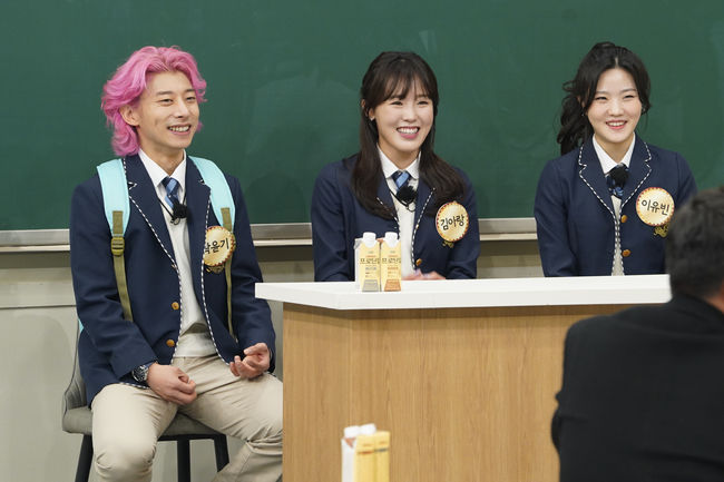 Short track national team Kwak Yoon-gy, Kim A-lang and Yubin Lee showed off their candid gestures.JTBC Knowing Bros, which will be broadcast on March 5, will feature short track national players Kwak Yoon-gy, Kim A-lang and Yubin Lee as transfer students.They will release interesting stories about short track from the behind-the-scenes world championships to the helmets of short track players, frog hand gloves and uniforms.Kwak Yoon-gy and Kim A-lang, known as the official short track brothers and sisters, also made a direct explanation for the suspicion of a romantic relationship that drifts in the air.The two people were noticed by their brothers when they were traveling from their usual accommodation to the athletic village, and Kim A-lang responded with a certain level of enthusiasm, saying, I have always had so many enthusiasm and I have received a lot of questions.However, the youngest Yubin Lee, who was watching this, caused a big backlash, and a word of Yubin Lee, who made the scene a mess, is released on this broadcast.On the other hand, Kwak Yoon-gy is the back door that showed the attitude of entertainment blue chip by showing the attitude of Kwak Yoon-gy back person which became a hot topic recently and showing the national teams desire to win in the game corner using this posture.The frank talk and amazing entertainment of the ice-breaking world can be found at JTBC Knowing Bros at 8:40 pm on the 5th.JTBC