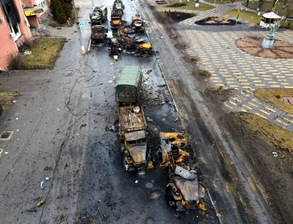 러시아의 우크라이나 침공 8일째인 3일(현지시간) 수도 키이브 인근 보로디얀카 마을 거리에 러시아군의 포격으로 완전히 파괴된 차량들이 보인다. 보로디얀카 로이터 연합뉴스