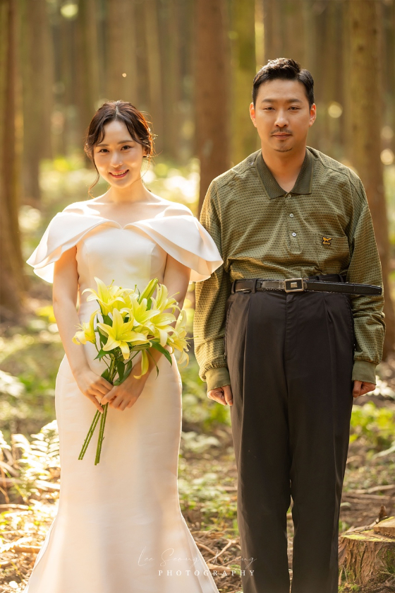 Chung Chan-min and the bride-to-be met for the first time through comedian Lee Hye-ji.Chung Chan-min said, I was not interested in each other at first, but I gradually became acquainted with a similar gag code. He said, We are claiming that each other is interested in him first and contacted him.Celebrity colleagues also go out to celebrate the marriage of Chung Chan-min.The society was played by comedian Yoon Hyeong-bin, who performs at Yoon Hyeong-bin Small Theater with Chung Chan-min, and the mixed group Sammy (3my, Lim Woo-il, Jung Chan-min and Cho Soo-yeon), who are members of comedian Lee Sang-ho and Lee Sang-min brothers, singer Park Wan-gyu and Chung Chan-min, sing the celebration.Kim Jin-joo, a comedian with various affiliations such as Lee Taek-jos daughter Lee Sun-ok and Sgappa Ehay at YouTube Peace University, will celebrate the marriage of the bride and groom with a bizarre dance show.The comedian Jung Chan-min made his debut as a comedian in the 27th KBS bond in 2012 and announced his name to the public with the corner Yellow Sea based on voice phishing at Gag Concert.Currently, KBS 2TV Winning Person, along with Yoon Hyung Bin, Lee Jong Hoon, Kim Ji Ho and Shin Yoon Seung, give a pleasant smile to viewers.