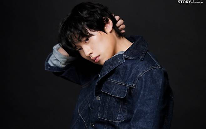 Actor Kim Seong-cheol has released a visual picture behind-the-scenes cut that goes to chic and lovely charm.On the 4th, the agencys Story Jay Company released several behind-the-scenes cuts of Kim Seong-cheol with the performance culture magazine Theater Plus.Kim Seong-cheol in the public photo caught the eye with the opposite charm.First of all, he created a classic mood with a blue jacket, as well as doubled his charm with a chic look and pose.In the ensuing photo, Kim Seong-cheol was a casual yellow-colored knit that gave off a warm spring aura, and he also showed off his lovely charm by freely using flowers, a prop.Kim Seong-cheol, who created a behind-the-scenes cut that is as good as the picture A, attracted the admiration of those who see it as a unique concept digestion power.Especially, he boasted a smooth breath with the field staff with his unique pleasant energy.Meanwhile, Kim Seong-cheol will play the role of L in the musical Death Note, which will open on April 1 (Fri).
