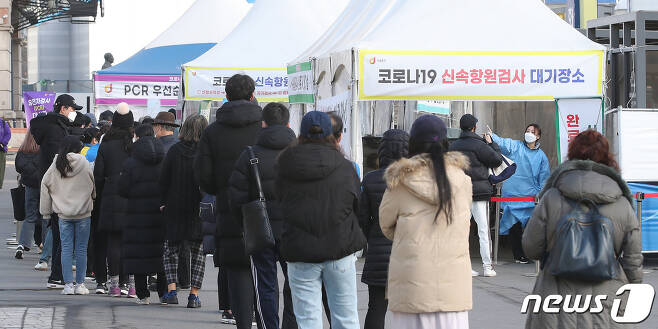 5일 오전 서울 중구 서울역광장에 마련된 코로나19 선별진료소를 찾은 시민들이 검사를 기다리고 있다. 2022.3.5/뉴스1 © News1 임세영 기자