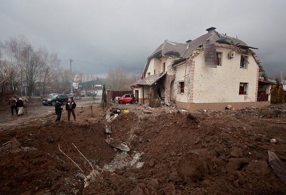 러시아의 우크라이나 공격으로 크게 손상된 한 마을의 주택. 로이터=연합뉴스