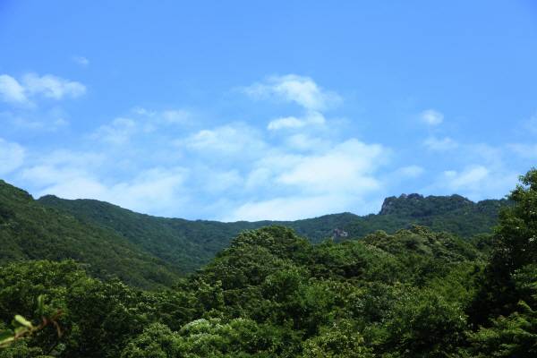 함양 휴천면 송전마을에 자리한 견불사에서 바라본 천연와불. 사진작가 고귀웅 제공.