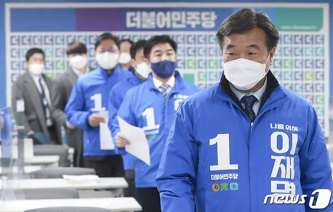 윤호중 더불어민주당 원내대표가 6일 오전 서울 여의도 중앙당사에서 열린 대장동 진상규명 특검수사 반대하는 국민의힘 규탄 기자회견에 참석하고 있다. 2022.3.6/뉴스1 © News1 오대일 기자
