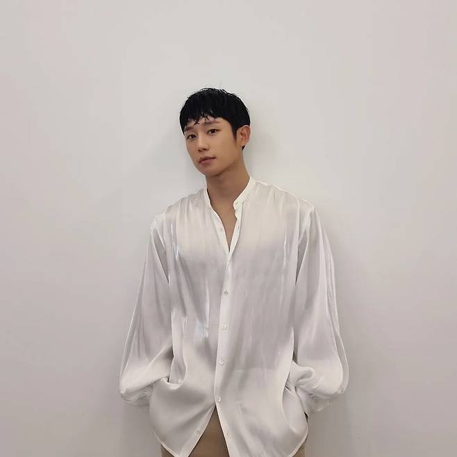 Actor Jung Hae-in showed off his warm charm and focused attention on netizens.On the 5th, Jung Hae-in posted a picture without comment through his personal instagram.In the photo, Jung Hae-in took a picture in a white shirt, especially his distinctive features and solid physicals, which attracted the viewers admiration.The netizens who saw this had various reactions such as It is so cool and I love you.iMBC Photo Sources Instagram