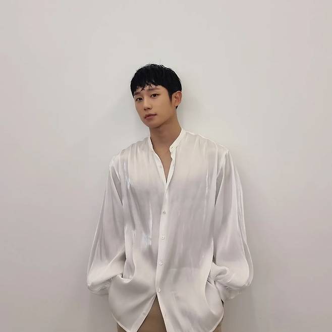 Actor Jung Hae In showed off his warm charm and focused attention on netizens.On the 5th, Jung Hae In posted a picture without comment through personal instagram.Jung Hae In in the public photo is taken in a white shirt, especially his distinctive features and solid Fijical, which attracted the viewers admiration.The netizens who saw this had various reactions such as It is so cool and I love you.iMBC  Photo Source Jung Hae In Instagram