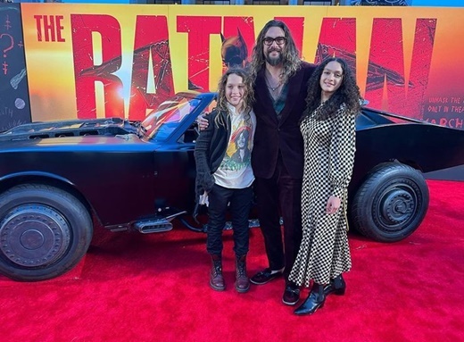 Jason MOMOA, 42, of Aquaman, confessed that the process of divorceing his 12-year-old wife Lisa Bonnet, 54, is not easy.He shared his feelings with a photo on Instagram on the 3rd (local time) attending the premiere of The Batman Premier.Lisa Bonnett took her daughter Lola, 14, and son Nakoa-Wolf, 13, to cheer on Joe Kravitz (played by Cat Woman), who she gave birth to her ex-husband, rock star Lenny Kravitz.Im so proud of Joe Kravitz, who has transformed into a catwoman, Jason MOMOa said. Im so excited about SNL, which will be appearing next week.Its too hard to break up in the public eye, he said.But he stressed that it still connects Lisa Bonnett to the familys strings.Jason MOMOa told Entertainment Tonight: Lisa couldnt come and brought the children with her.Im just so glad to be here, you know, still a family, right?Earlier reports have emerged that they have already reunited.It appears that they were back together, almost two weeks ago, a source close to the couple told Hollywood Life on February 27.They decided to do things rather than give up because they invested so much in each other, he said.Jason MOMOa wrote on Instagram on January 12, We are all feeling this transformational era. The revolution is unfolding and our family is no exception.Im telling you about the family that were breaking up in our marriage.We share this not because we think this is news, but because we live our lives and we are dignified and honest, he said.Our constant commitment to this sacred life is our children, teaching our children what is possible, and living a life of prayer, he concluded.They began dating in 2005 after being introduced by each others friends at a jazz club, and later married in October 2017.