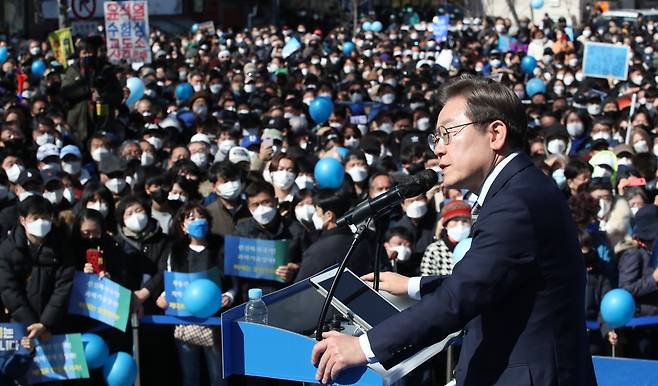 이재명 더불어민주당 대선후보가 6일 오후 서울 도봉구 도봉산 입구에서 열린 유세에서 연설하고 있다. [연합]