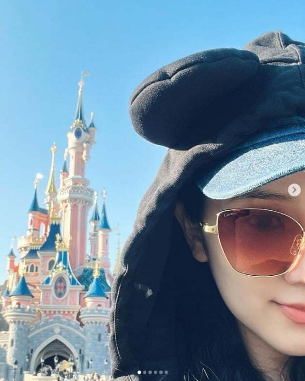JiSoo of group BLACKPINK told me about the relaxed daily life.JiSoo posted several photos on his instagram on the 7th with an article entitled Todays Day.In the open photo, JiSoo visits Disneyland and has a relaxing routine.Meanwhile, JiSoo debuted with group BLACKPINK and appeared in JTBC drama Snow Strengthening which last January.Photo: BLACKPINK JiSoo SNS