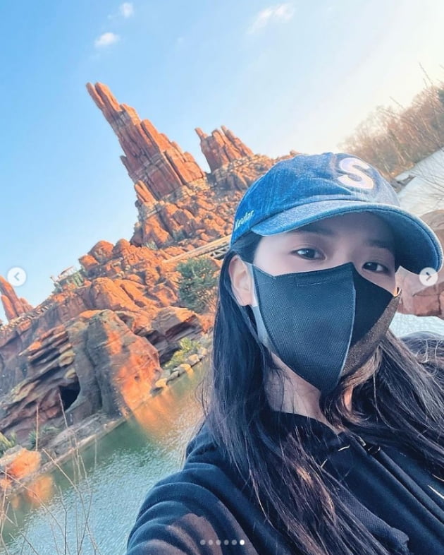 JiSoo of group BLACKPINK told me about the relaxed daily life.JiSoo posted several photos on his instagram on the 7th with an article entitled Todays Day.In the open photo, JiSoo visits Disneyland and has a relaxing routine.Meanwhile, JiSoo debuted with group BLACKPINK and appeared in JTBC drama Snow Strengthening which last January.Photo: BLACKPINK JiSoo SNS