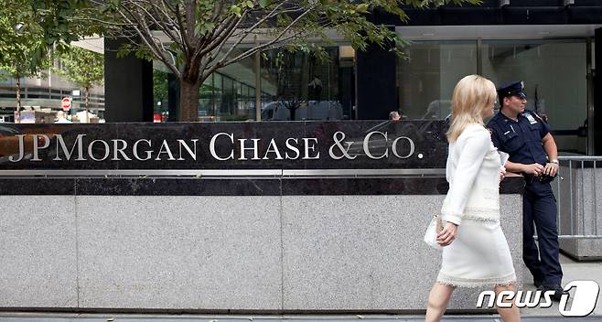 한 여성이 뉴욕에 있는 JP모간체이스 은행 본부 건물 앞을 지나가고 있다. © 로이터=뉴스1 © News1 박형기 기자