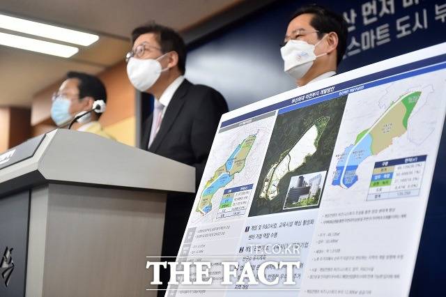 박형준 부산시장이 지난 2일 부산시청에서 기자회견을 열고 옛 부산외대 부지 개발방향을 발표하고 있다. /부산시 제공