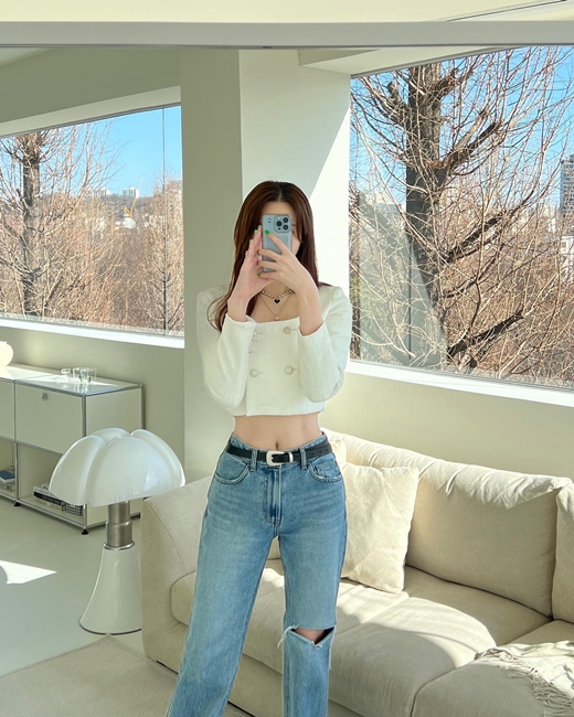 Actor Jung Hye-sung showed off both her innocence and health.Jung Hye-sung posted several photos on his instagram on the 7th, saying, If spring comes soon, lets work out hard.Jung Hye-sung in the public photo showed a fresh spring atmosphere wearing a crop jacket and jeans.It is Jung Hye-sung, who has a slender waist line in a slender body. His muscles are on the abdomen revealed between his clothes, giving him a charm of reversal.The posts included comments such as Beautiful, Where are you? I like my abs. I want to see the exercise V log.