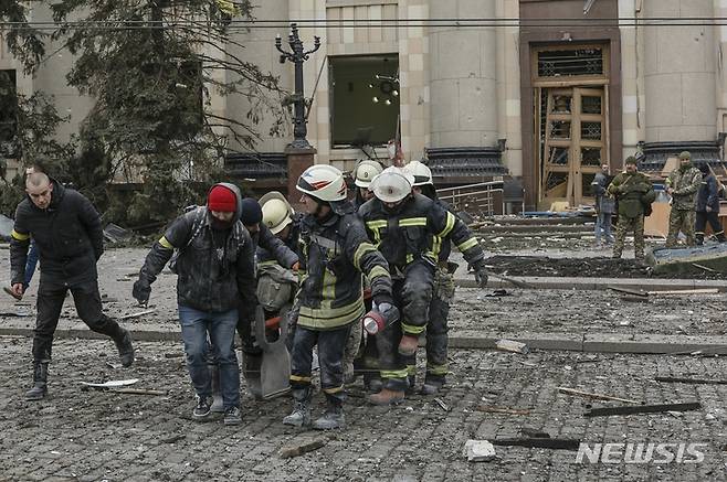 [하르키우=AP/뉴시스] 지난 1일(현지시간) 우크라이나 제2 도시인 북부 하르키우에서 우크라이나 구조대원이 러시아군의 아파트 공격으로 사망한 희생자의 시신을 옮기고 있다. 2022.03.02.