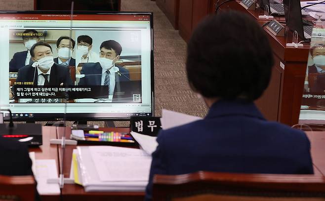 2020년 10월26일 추미애 법무부 장관(뒷모습)이 국회에서 열린 법제사법위원회의 법무부, 대법원, 감사원, 헌법재판소, 법제처 종합감사에서 윤석열 검찰총장 관련 질의에 답변하고 있다.ⓒ연합뉴스