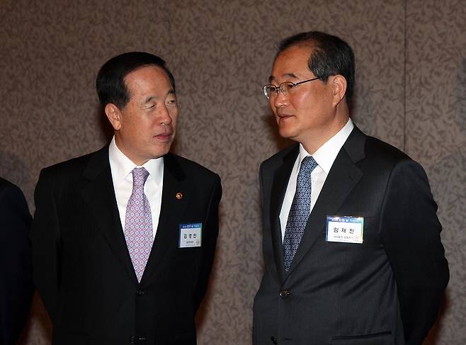2009년 4월24일 서울 강남구 코엑스에서 열린 제46회 법의 날 기념식에 참석한 김경한 법무부 장관(왼쪽)과 임채진 검찰총장이 이야기를 나누고 있다.ⓒ연합뉴스