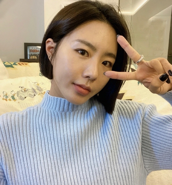 Former Speedskating gold medallist Lee Sang-hwa flaunted her water-stained beautyOn Friday, Lee Sang-hwa posted a photo on Instagram with the caption: Fighting Monday!In the photo, Lee Sang-hwa poses with a V and takes a selfie, with a distinct features.The netizens responded that pretty Sanghwa player ..., fighting, sister today is also beautiful and it is too beautiful.Lee Sang-hwa recently married a Korean-born broadcaster, Gangnam District; and served as KBS Speed Skating Commentator at the 2022 Beijing Olympics.Lee Sang-hwa confessed that he had sleeped his eyes in SBS Deacons in the past, saying, I picked up my eyes and my eyes were too sad when I was exercising.Photo: Lee Sang-hwa Instagram