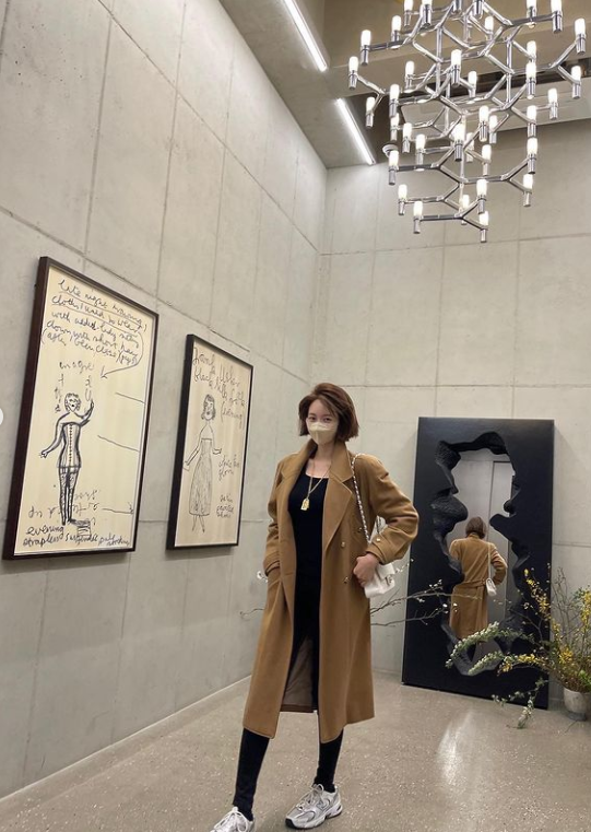 Actor Go Joon-hee has reported on his recent situation.On the 8th, Go Joon-hee posted several photos on his instagram with an article entitled Earth 2 Report for a long time; dating my beloved sisters.Inside the picture is a picture of Go Joon-hee spending time with acquaintances, drawing attention from the car hes in to the colorful fashion.On the other hand, Go Joon-hee said, She was pretty, What are you doing foxPhoto Source Go Joon-hee Instagram