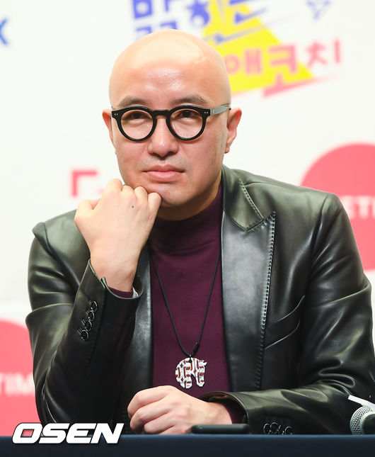 Broadcaster Hong Seok-cheon expressed his absurdity at the ridiculous request of a netizen.Hong Seok-cheon posted a long article on his SNS on the 8th, saying, It is a story about Hong Seok-cheon who is in Danger who refuses to ask for a cat-in-star follower and falls into hell.Hong Seok-cheon wrote, Sns era .There was also a time when I answered hundreds of DMs a day in a world that could communicate with someone (I am a 52-year-old mechanic). If I was so tired, would I send me a variety of stories such as money-laden love counseling, parent-family counseling, divorce counseling, start-up counseling, suicide counseling, etc.?If my little comfort helps, I want to listen to the story.In the end, I got insomnia and I know tunnel syndrome on my wrist. I promise to quit now, but I do not think that my younger minority sisters will make extreme choices.Im in a situation where I cant even do it.I really need to stop counseling now, as teachers advise me, and then I will be in a situation where I need counseling. I really should. I have to stop before I fall into hell, he said.In particular, Hong Seok-cheon said, There are still many people who are Misunderstood, so I once again say that Kim In-hyuk is not a homosexual and I have never mentioned it.I can not talk about some facts I know, and I just convey my sad and sad heart as a senior who did not keep my sick brother. I do not want to insult him. I talked to my father. Oh, I have to explain this to you. But youre under attack by those Misunderstood people.Its hard for me to have a relationship, he said.DB