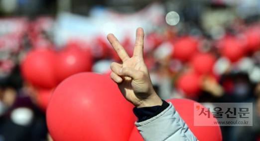 3일 충남 공주 공산성 앞에서 열린 국민의 힘 대통령선거 집중유세에서 한 지지자가 2번을 뜻하는 손가락을 들어보이고 있다. 2022. 3. 3 정연호 기자