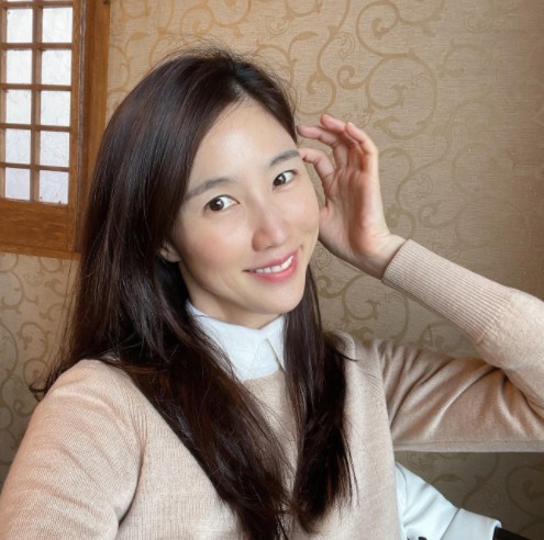 Actor Lee Soo-kyung has revealed the recent situation in which her beautiful beauty stands out.Lee Soo-kyung posted two photos on the 8th instagram with an article entitled To have a late lunch ~ Today, spring is coming up!The photo shows Lee Soo-kyung staring at the camera. Lee Soo-kyungs visuals, which show her innocent and simple beauty wearing a sweater on her shirt, catch her eye.In another photo, a fresh smile reveals a bright charm.Fans responded that Spring is here, it is fresh, pretty like spring and It seems to be a goddess of spring.Meanwhile, Lee Soo-kyung met with fans through KBS 2TV drama Left Hands-Breaked Wife in 2019.