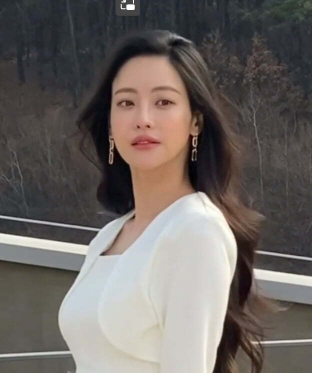 Actor Oh Yeon-seo showed off his charm in pale color.On the afternoon of the 9th, Oh Yeon-seo posted several photos on his instagram and announced his current situation.In the photo, Oh Yeon-seo is wearing a long wave hair and white costume and shows off her goddess beauty.In addition, Oh Yeon-seo left several mirror self-portraits through Insta Story, and each of the different styles of costumes was also digested and showed the charm of the pale color.Oh Yeon-seo will star in KBS 2TVs new drama The Beautiful Party.