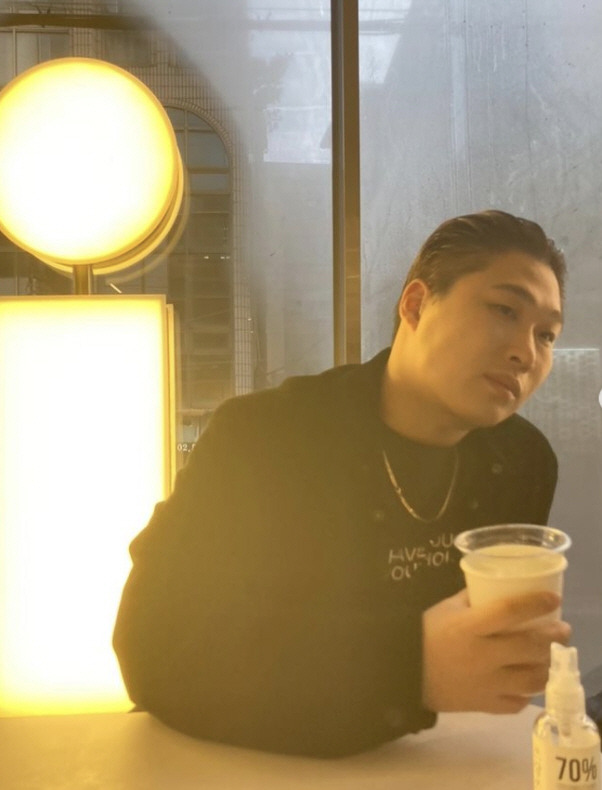 Rapper Swings has explained the controversy over the street cats remarks.Swings posted a picture on his SNS on the 8th, saying, Do not get caught. Cat X. I did not let you hit X.The photo shows a picture of a car of Swings, where a cat has stepped on it.Swings said, It is a strange creature that thinks it is natural to step on the roof of another car. Netizens pointed out that Swings attitude, which set the day even for a cat who can not speak, is inappropriate.Swings said, The cat car Sleuth Jock is not my usual tone, and there are people who seriously think that I do not like cats. Of course, it can be and feel bad.But its just my style harmless joke, whether I wrote this seriously or Settai, its my mind, he retorted.Lets not say anything about writing unless you directly lose one persons honor or do not.If you live with only those who are in line with your thoughts, everyone can be happy. But netizens frowned at the bigoted thinking of Swings.As Swings said, Swings may have joked about the cat Sleuth or whatever the road writing is, he can do as he likes.But on the contrary, there is no need for the general public, not some fandom, to know Swings usual tone, and there is no reason to accept his unpleasant Settai.If you live only with people who are in love with you, you can be happy, but the world can not live like that.Moreover, as long as it has the title of entertainer, SNS should be recognized as a semi-official place where an unspecified number of people can access, not an individual space.Above all, this is not the first time that Swings has been controversial with rash remarks.Swings was criticized for his lyrics to humiliate Choi Jin-sil, and after defending Black Nut, a professional controversy Noel, and Yang Hong-won, who was caught up in suspicion of school violence perpetrators,In SNS Live, he also made a statement saying, Even if it is like personality X, it is his charm, so do not put the standards on the musicians.In particular, in recent years, Yummo and Ashby have raised suspicions about Gangjil, but Swings has not been able to explain it.