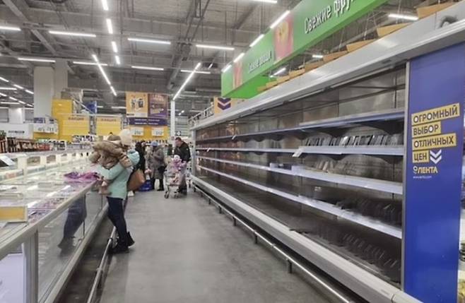 서방 제재와 국민들의 사재기 열풍으로 러시아의 슈퍼마켓 진열대가 텅텅 비고 있다. 사진은 러시아 시베리아에 위치한 한 슈퍼마켓의 모습. /사진=뉴시스(데일리메일 캡쳐)