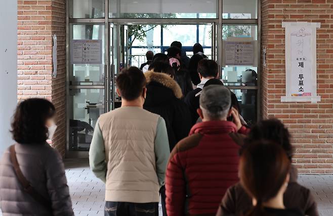 제20대 대통령선거 투표일인 9일 서울 송파구 송례중학교에 설치된 위례동 제3투표소에서 유권자들이 투표를 기다리고 있다. [연합]