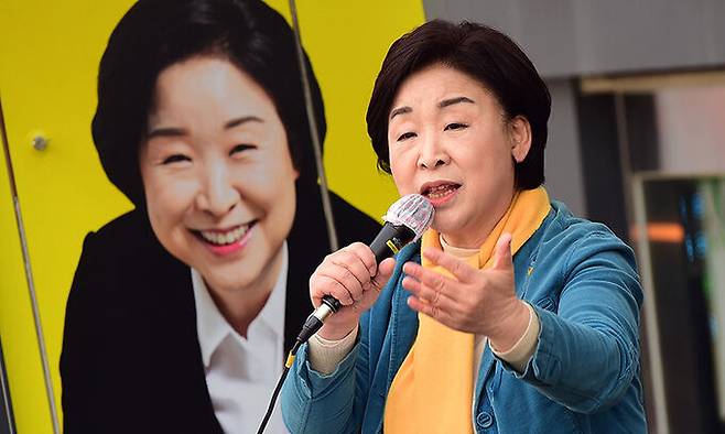 심상정 정의당 대선 후보가 8일 서울 성북구 안암역 인근에서 유세를 열고 지지를 호소하고 있다. 국회사진기자단