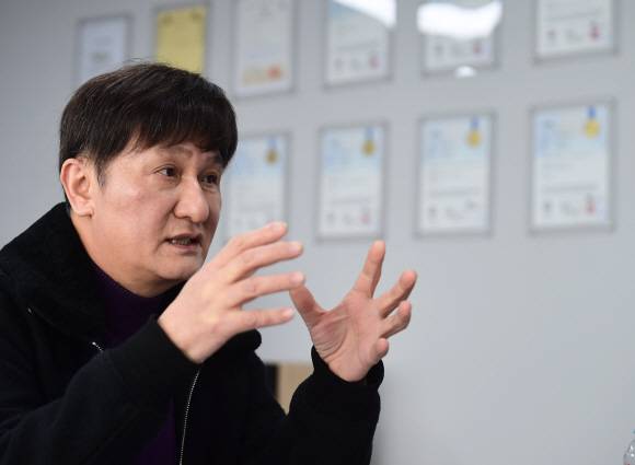유성운 인동첨단소재 대표는 최근 서울신문과의 인터뷰에서 “배터리 음극재 소재인 흑연을 미세하고 균일하게 분쇄해 국산화에 성공했다”고 말했다.박윤슬 기자