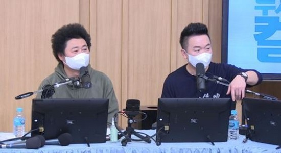 On the 9th, SBS Power FM Doosan Escape TV Cultwo Show appeared with Yoon Taek.DJ Kim Tae-kyun said, I was a natural person and I was shooting, and I asked if a natural person had invited me to buy the land once and bought the land.Yoon Taek said, I bought it four times the price and I could not sell it. I got a letter two days ago and said I would buy the land for half the price.I am going to sell the land, said Yoon Taek. I hope to concentrate on my healing in the deep mountain because I am battling cancer now, but he asked me because he lacked money.So Im just trying to sell it, he replied.Kim Tae-kyun added, I think it will be back to blessing because you do good work.Photo: Radio captures seen on TV Cultwo Show