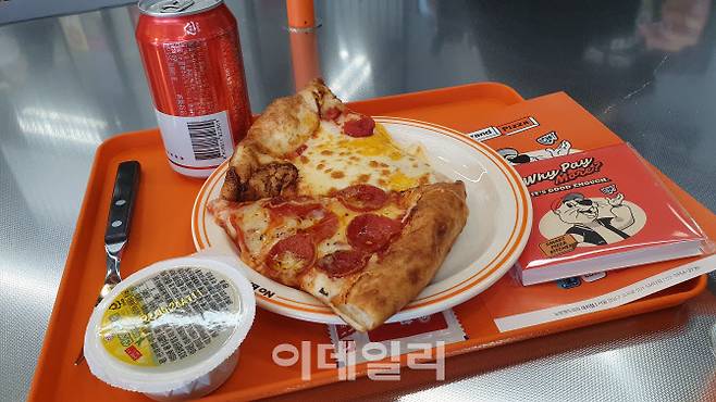 ▲10일 서울 강남 노브랜드 대치점에서 시식한 노브랜드 피자의 투 머치 페퍼로니와 올어바웃 치즈 피자. (사진=백주아 기자)